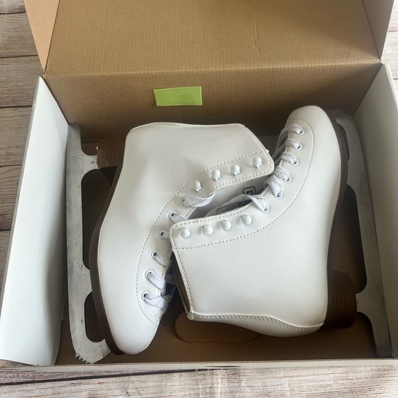 DBX Youth Traditional Ice Skate ‘20 Shoe Size:5 Skate size: 4 - Picture 4 of 5